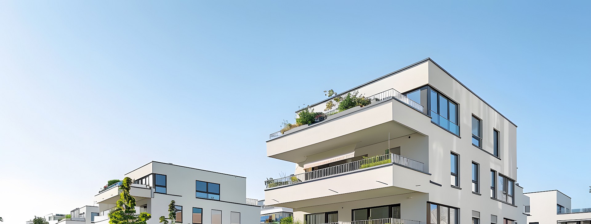 Zeitgenössische Mehrfamilienhäuser in gepflegter Gartenanlage